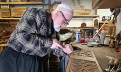 49 yıldır oymacı sandık ustalığı yapıyor