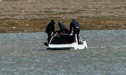 Otomobille girdikleri gölde mahsur kaldılar