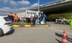 halk otobüsü otomobilin üzerine devrildi: 44 yaralı