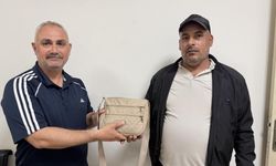 Emekli polis bulduğu içinde 250 bin TL'lik döviz olan çantayı sahibine teslim etti