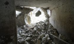 Dağdan kopan dev kaya parçaları ahıra düştü