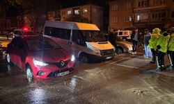 Önlem alınmadı, yağmurda çöken yolda araçlar çukura girdi