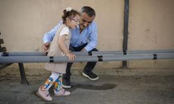Kızı için su borularından yürüme bariyeri yaptı