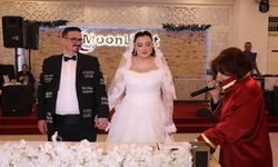 Düğün masrafını düşürmek için damatlığını reklam panosuna çevirdi