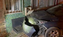 Alkollü sürücünün çarptığı araç doğal gaz kutusunu patlattı