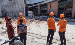 Endonezya'da 6.7 büyüklüğünde deprem anı kamerada