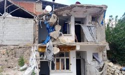 Kahramanmaraş'ta yıkılması beklenen binalar tehlike saçıyor