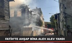 FATİH’TE AHŞAP BİNA ALEV ALEV YANDI