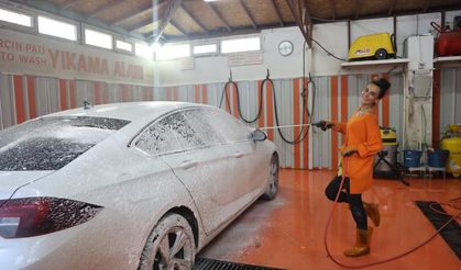 Oto yıkamaya kadın eli değdi.