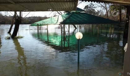 Irmak taştı, işletmeler sular altında kaldı