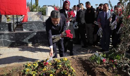 Bakan Yumaklı, deprem şehitlerinin kabirlerini ziyaret etti.