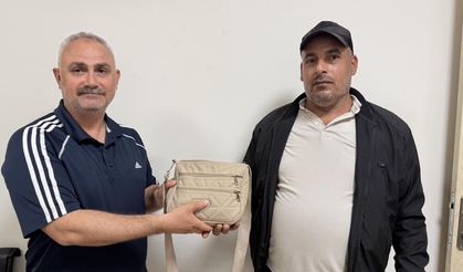 Emekli polis bulduğu içinde 250 bin TL'lik döviz olan çantayı sahibine teslim etti