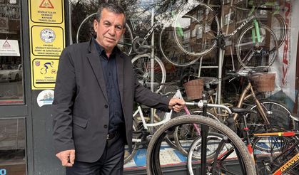 Askıda bisiklet parçaları, çocukların yüzünü güldürüyor