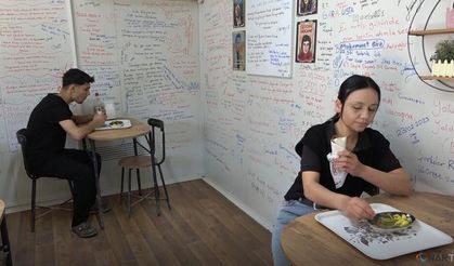 Konteynerdeki çiğ köftecinin duvarları 'duygu duvarı'na dönüştü