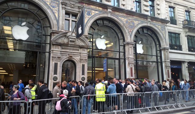 Apple mağazalarının önünde İPhone kuyruğu