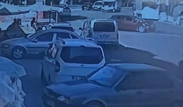 Elbistan’da otomobillerin çarpışma anı kameraya yansıdı