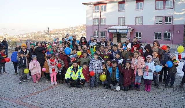 Deprem bölgesindeki çocuklara destek için geldiler.