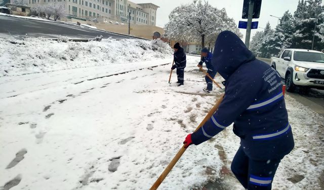 Büyükşehir’den Yaya Yollarında Temizlik