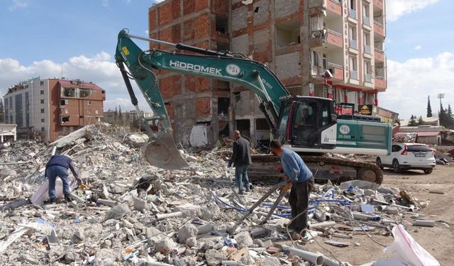 Depremin 49'uncu gününde enkazdan bir kadın cesedi çıkartıldı