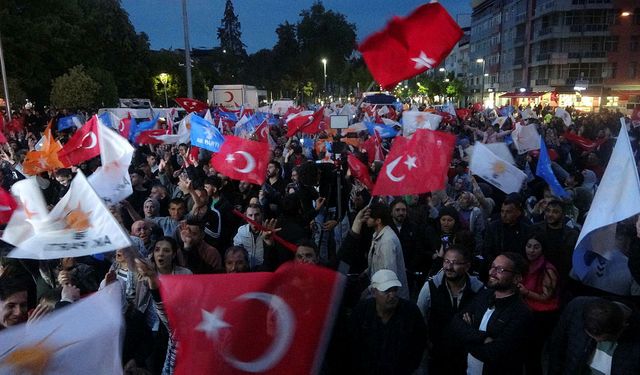 Deprem bölgesinde halk sokağa döküldü