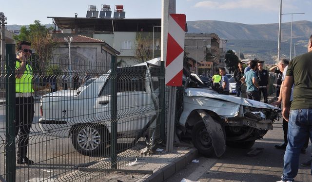 Kahramanmaraş'ta  otomobil aydınlatma direğine çarptı