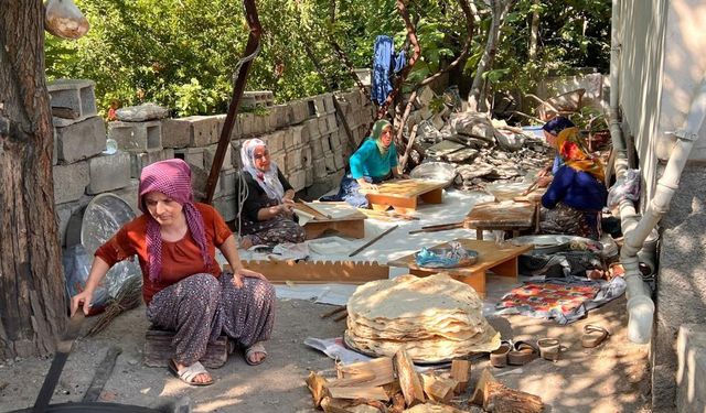 Depremzede kadınlar ekmek geleneğini sürdürüyor