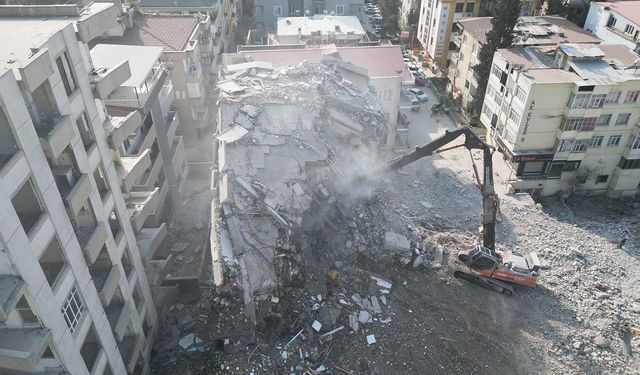 En işlek caddedeki en eski binalar böyle yıkılıyor