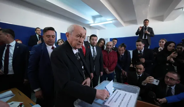 Devlet Bahçeli oy kullandı : Yüzündeki morluklar dikkat çekti!