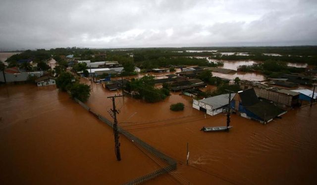 Brezilya'daki sel nehir üzerindeki köprüyü yıktı