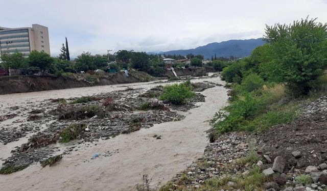 Hatay'da sel yolu ikiye böldü