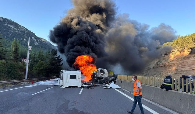 Korkunç kaza! Alevler otobanı sardı!