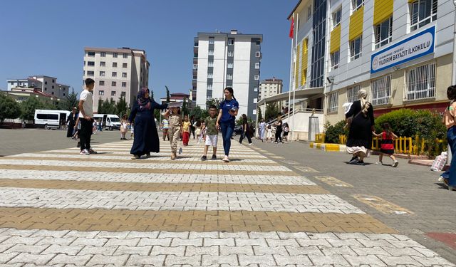 Veliler, karne heyecanına ortak oldu