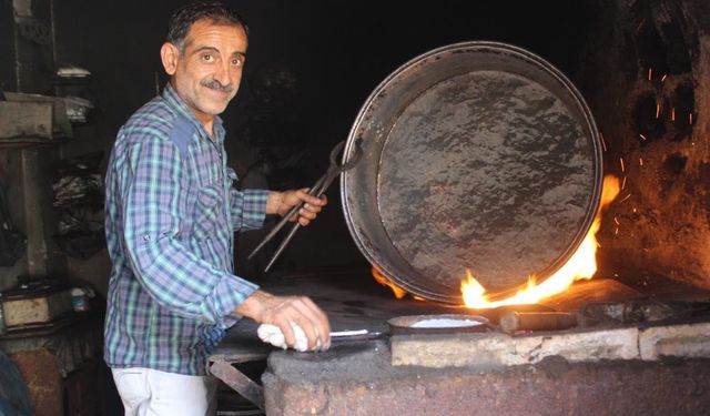 40 derece sıcakta mesaiye devam eden kalaycı çırak bulamıyor