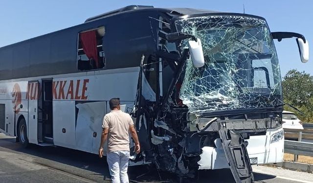 Kaza anı otobüs kamerasına yansıdı