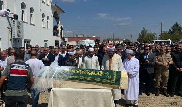 Narin son yolculuğuna uğurlanıyor: Cenazede yürekleri yakan görüntü!