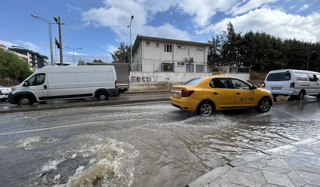 İzmir’i yaz sağanağı vurdu