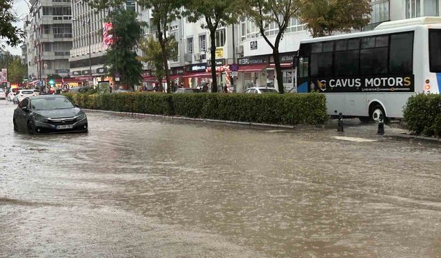 Uşak’ta etkili olan sağanak yağışlar yolları göle çevirdi.