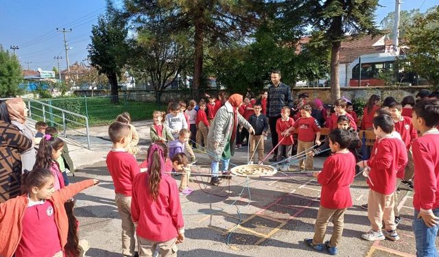 Çocuklar, Geleneksel Oyunlarla Eğlenceli Bir Gün Geçiriyor