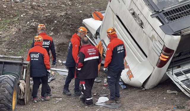 Yoldan çıkan otobüs tarlaya uçtu.