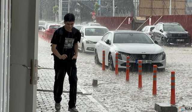 Malatya'da sağanak yağış hayatı felç etti.