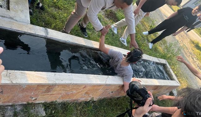 Bayram namazına gelmeyenleri buz gibi suda uyandırıyorlar.