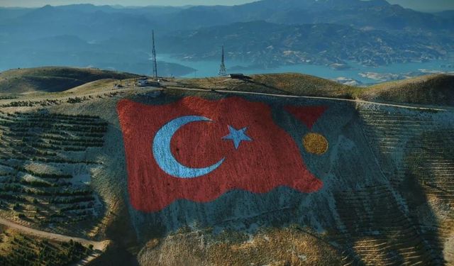 Ahır Dağı zirvesine 38 bin metrekarelik Türk bayrağı.