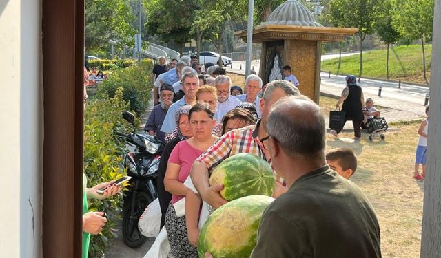 Fiyatlara kızdılar 50 ton bedava karpuz dağıttılar.