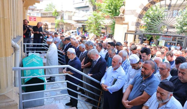 Ankara'daki yangında ölen anne ve 3,5 aylık oğlu Kahramanmaraş'ta toprağa verildi.