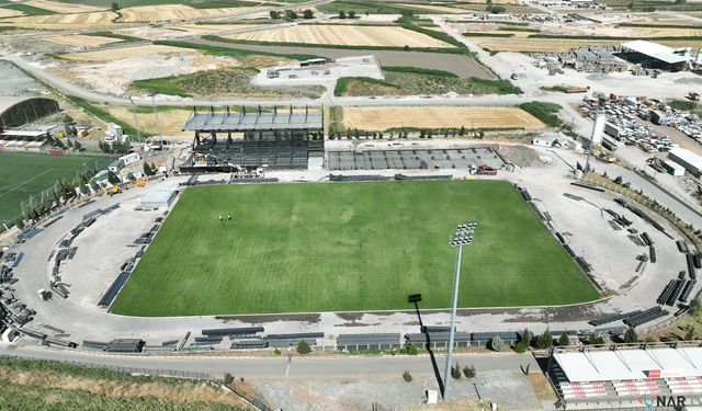 Şehrin yeni futbol sahası hızla yükseliyor.