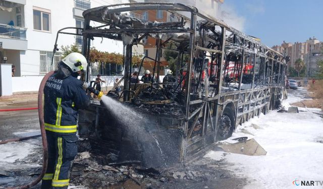 Antalya'da Park halindeki özel halk otobüsü alev alev yandı.