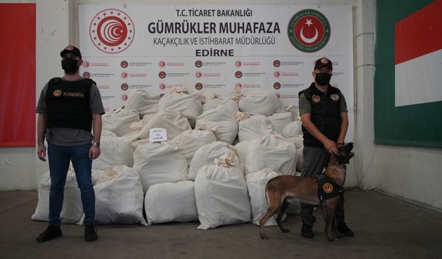 Kapıkule’de boya kutularında 692 kilo esrar ele geçirildi: 10 kişi gözaltında.