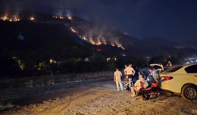 Orman yanıyor, onlar izliyor: Karabük’te tepki çeken görüntü!