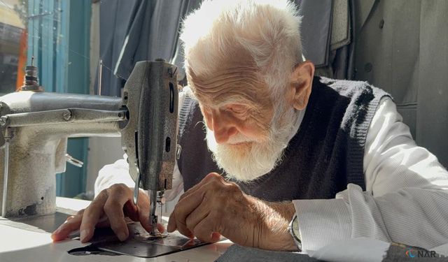 75 yıllık terzi gözlüksüz dikiş yapıyor.