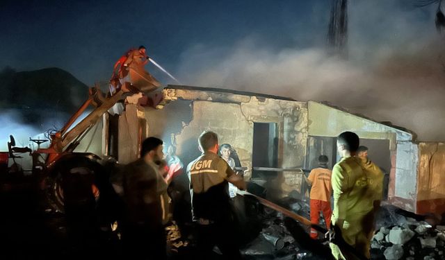Antalya’da kereste fabrikası lojmanında yangın: Büyük panik yaşandı.